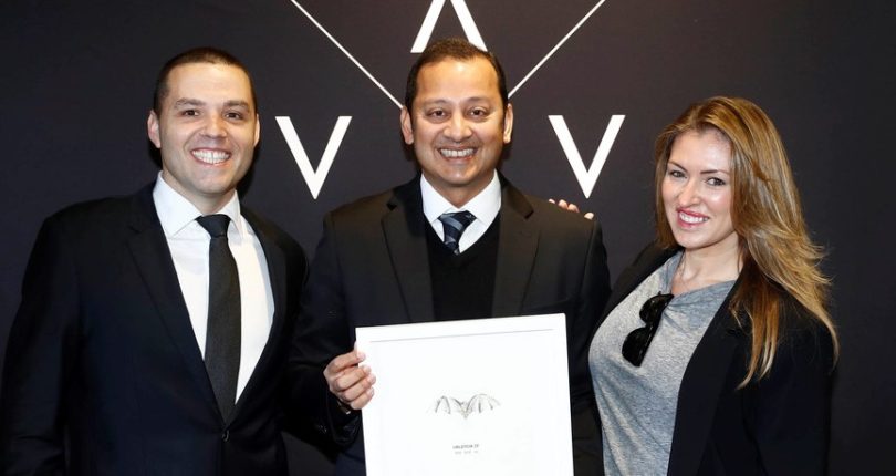 ANIL MURTHY ENTREGA A TRECECASAS LA OBRA “CENTENARI”