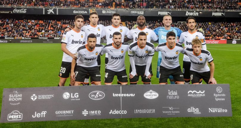 TRECECASAS junto al once inicial del Valencia CF como Official Suppliers Centenaris