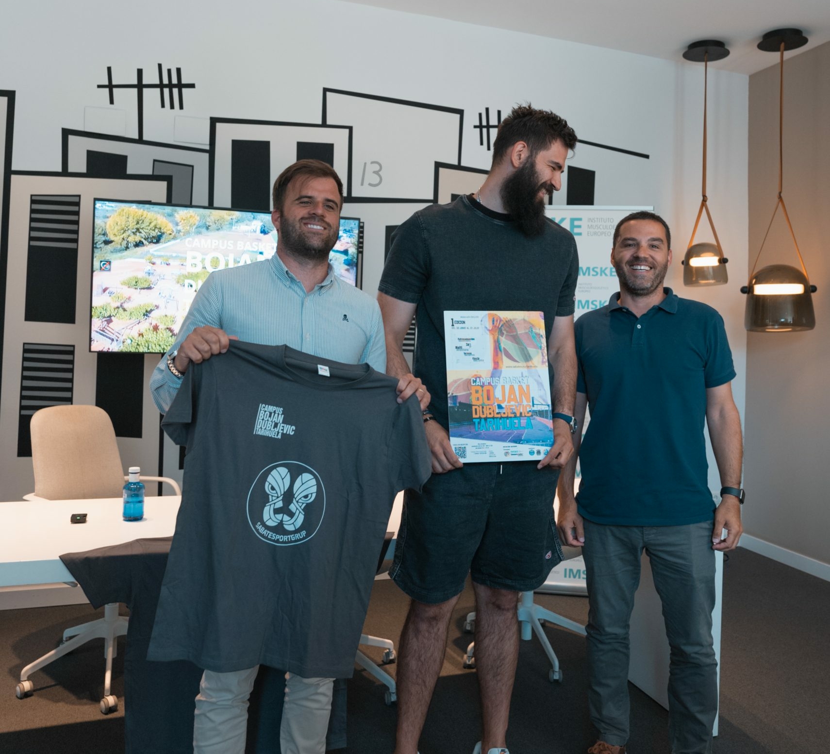 En este video, te traemos una emocionante noticia: Bojan Dubljevic, destacado jugador de baloncesto, ha presentado su primer campus de basket para niños en España. Este evento se llevará a cabo del 30 de junio al 13 de julio en Tarihuela, Castellón.