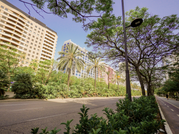 Avenida Cortes Valencianas con edificios