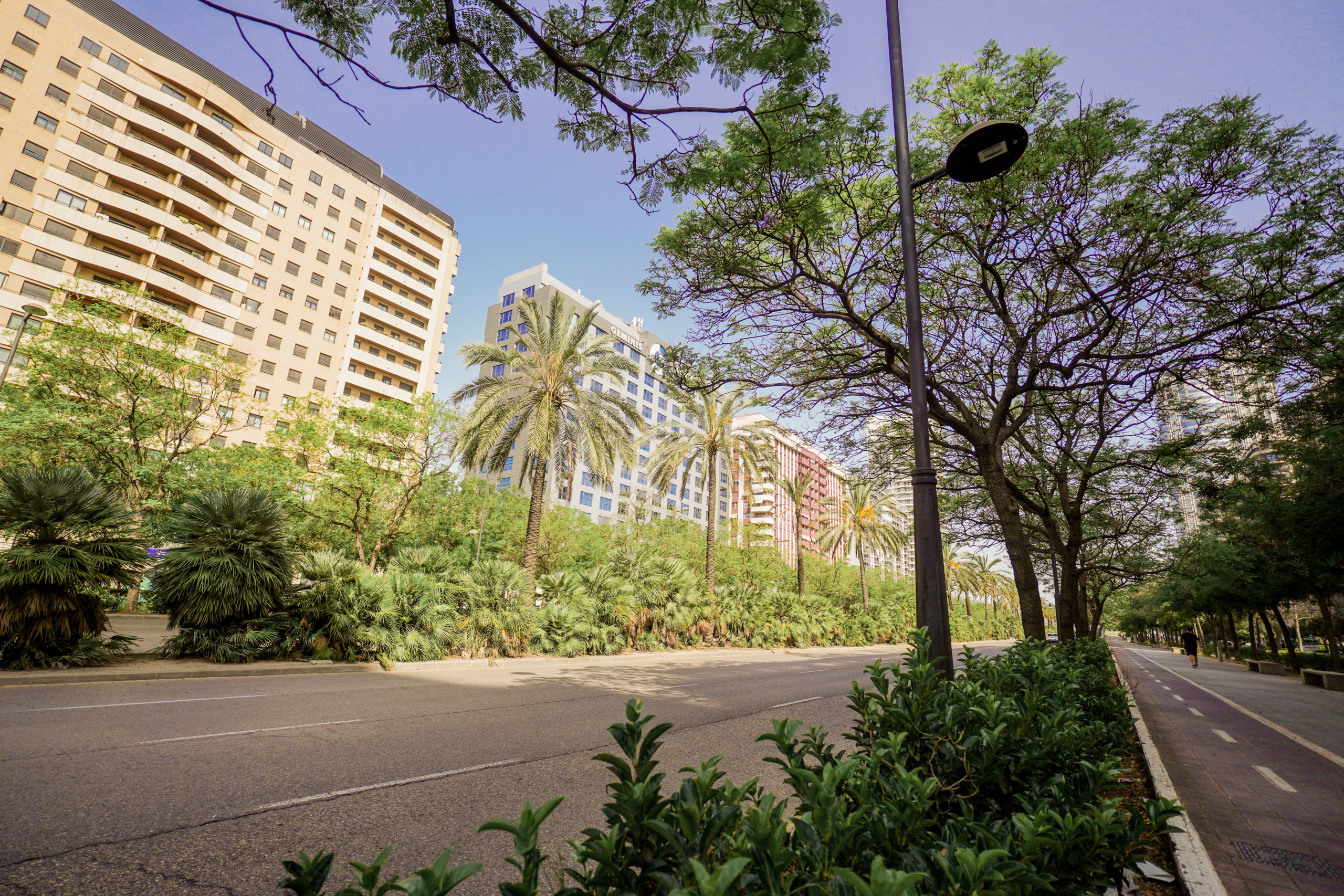 Avenida Cortes Valencianas con edificios